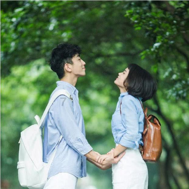吃早餐的精致女孩