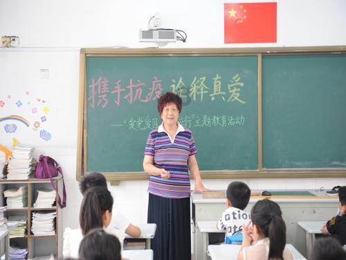 用亲子活动丰富孩子假期，盐城万户新村社区剪纸迎新春